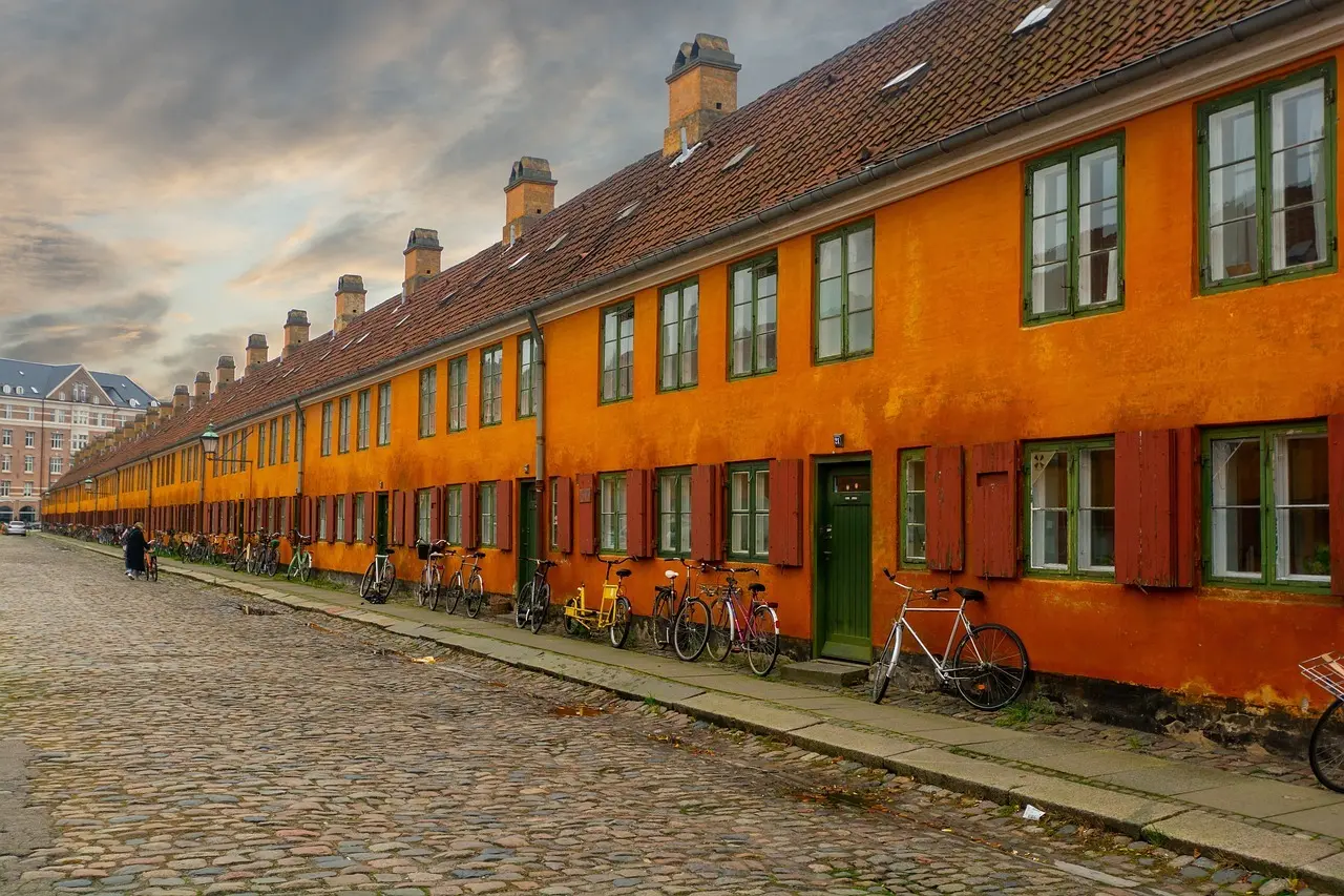 Nyboders rækkehuse med cykler langs facaderne