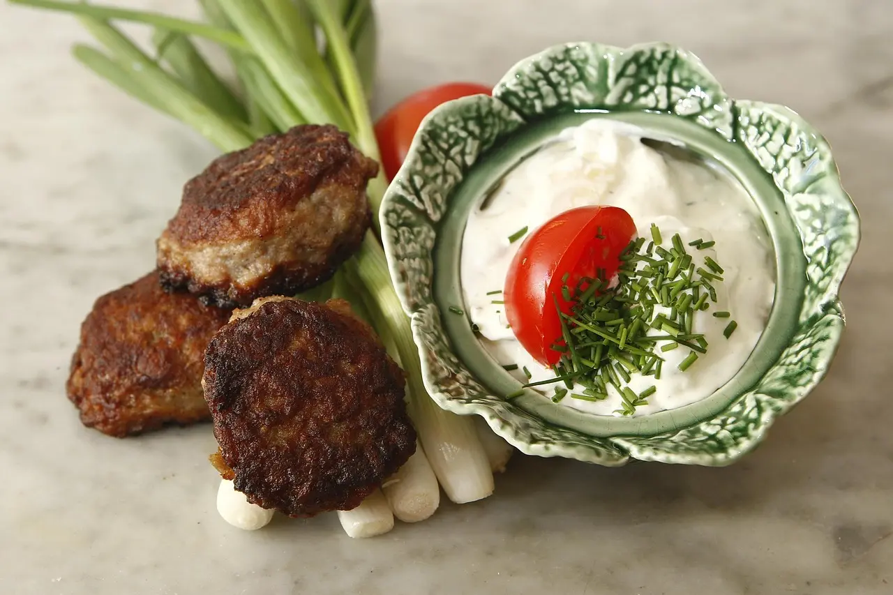 Frikadeller serveret med dip og forårsløg