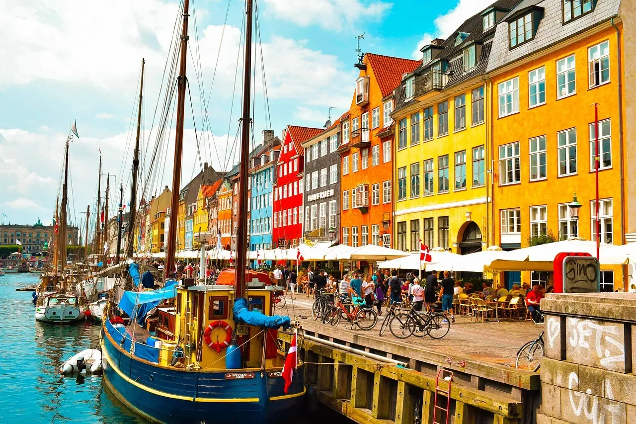 Farverige huse, både og caféer langs kajen i Nyhavn